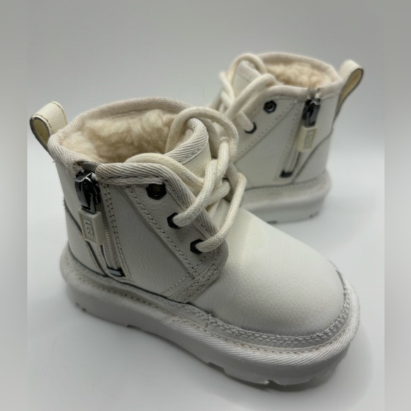 UGG Neumel II Toddler Boy‎ or Girl Shearling Chukka  White Boots Size 6 Travel - Picture 1 of 6